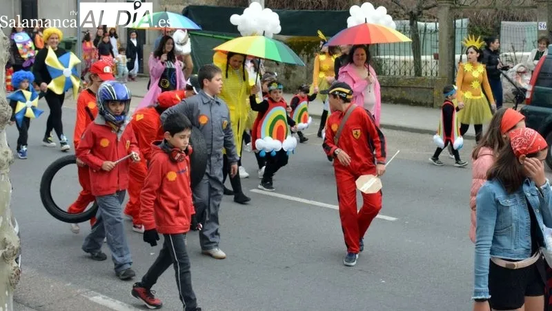 Foto 8 - Ni&ntilde;os, padres y abuelos disfrutan del Carnaval en Lumbrales
