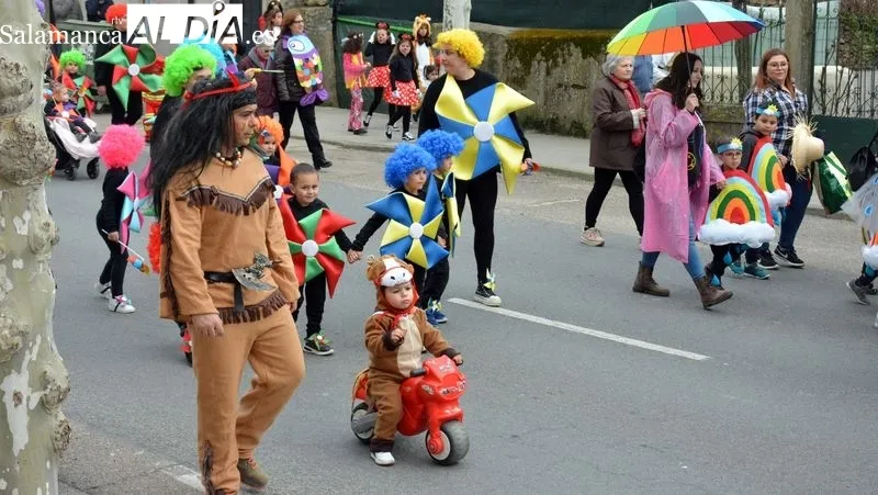 Foto 7 - Ni&ntilde;os, padres y abuelos disfrutan del Carnaval en Lumbrales