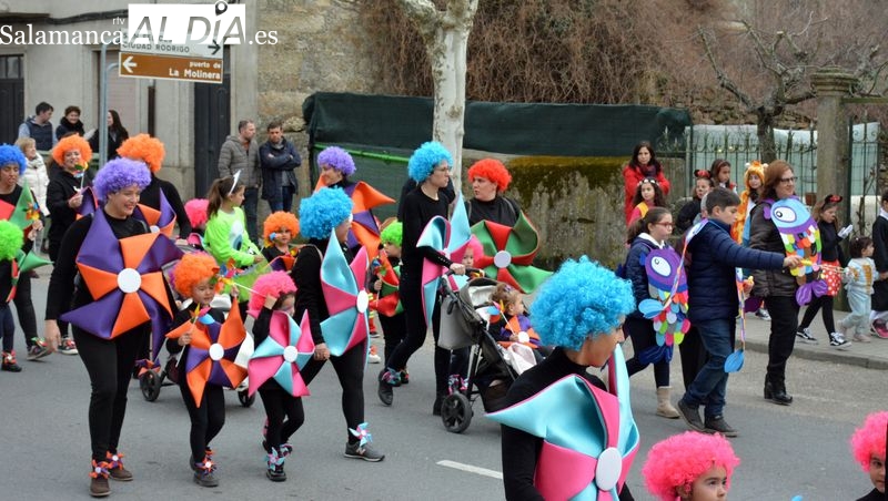 Foto 6 - Niños, padres y abuelos disfrutan del Carnaval en Lumbrales
