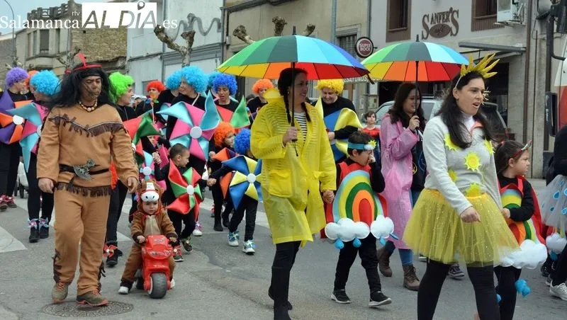 Foto 5 - Ni&ntilde;os, padres y abuelos disfrutan del Carnaval en Lumbrales