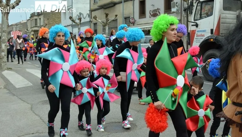 Foto 4 - Ni&ntilde;os, padres y abuelos disfrutan del Carnaval en Lumbrales