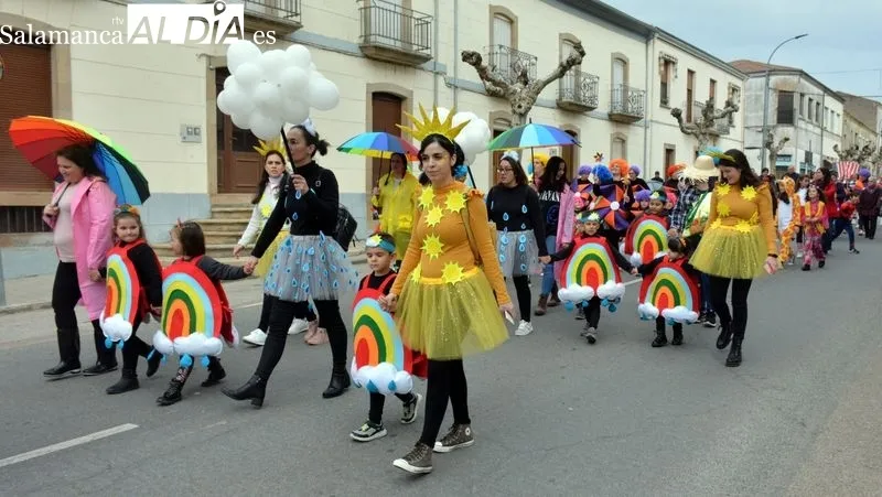 Foto 3 - Ni&ntilde;os, padres y abuelos disfrutan del Carnaval en Lumbrales