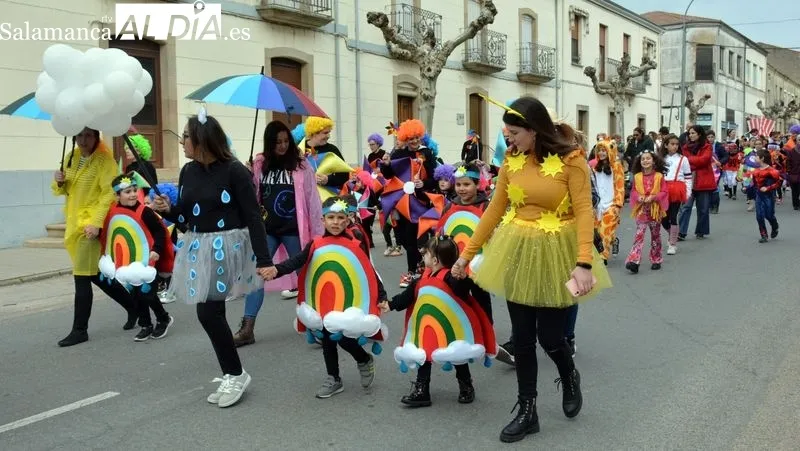 Foto 2 - Ni&ntilde;os, padres y abuelos disfrutan del Carnaval en Lumbrales