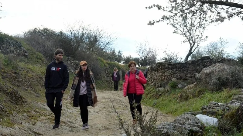 La ruta discurrió por caminos y campos salpicados de almendros en flor