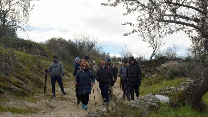 La ruta discurrió por caminos y campos salpicados de almendros en flor
