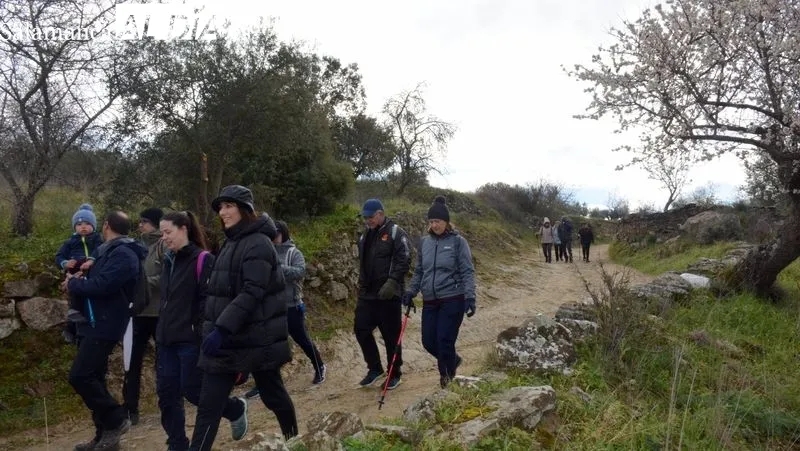 La ruta discurrió por caminos y campos salpicados de almendros en flor