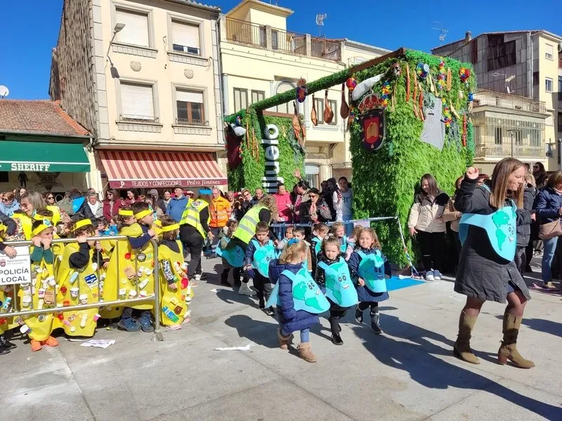 Imágenes de los disfraces en la Plaza Mayor de Guijuelo.