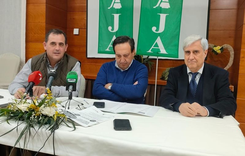 El experto en Sanidad Animal Juan José Badiola (d) en Salamanca, junto a los presidentes nacional y provincial de Asaja, Pedro Barato (c) y Juan Luis Delgado (i), respectivamente. - EUROPA PRESS
