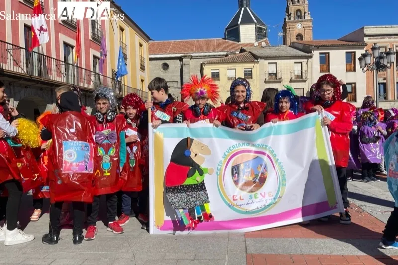 El CEIP Severiano Montero organizaba un colorido pasacalles de Carnaval
