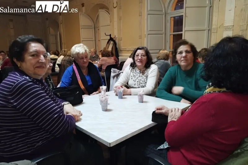 El Centro Social acogía la chocolatada solidaria organizada por las aguederas de Peñaranda