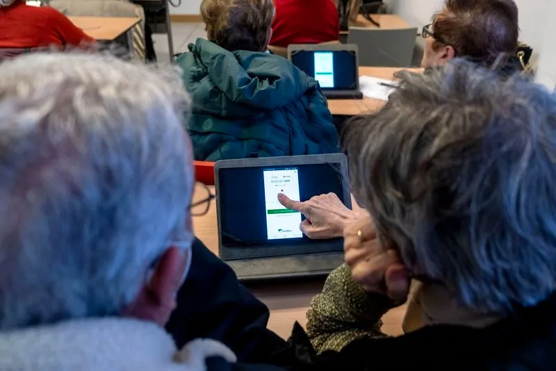 Uno de los talleres de Unicaja Banco dirigidos a personas mayores para ayudarles a superar la brecha digital