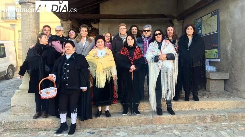 El alcalde, J.F. Bautista recibió a las Águedas y entregó el bastón de mando a Elena Tabernero