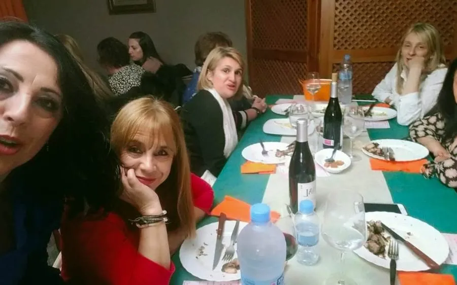 Foto 11 - Mujeres de varias localidades disfrutan en El Sahugo de una noche festiva