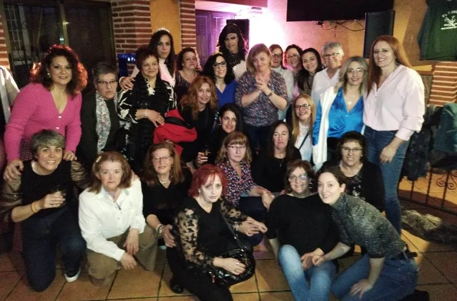 Foto 10 - Mujeres de varias localidades disfrutan en El Sahugo de una noche festiva