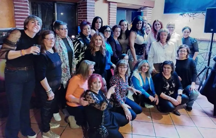 Foto 9 - Mujeres de varias localidades disfrutan en El Sahugo de una noche festiva
