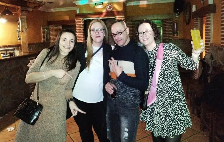 Foto 7 - Mujeres de varias localidades disfrutan en El Sahugo de una noche festiva