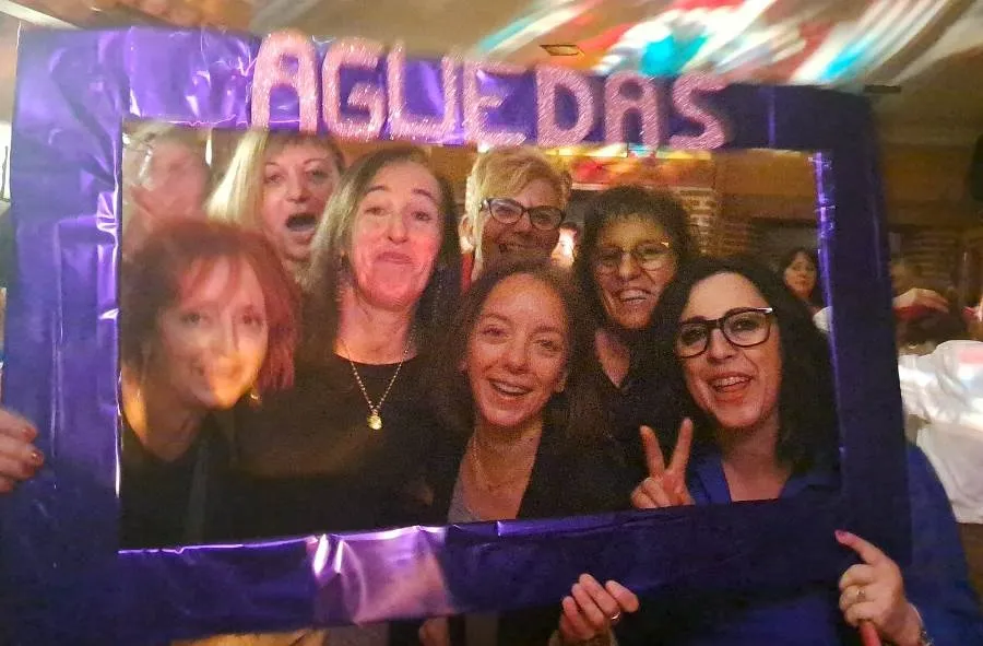 Foto 6 - Mujeres de varias localidades disfrutan en El Sahugo de una noche festiva