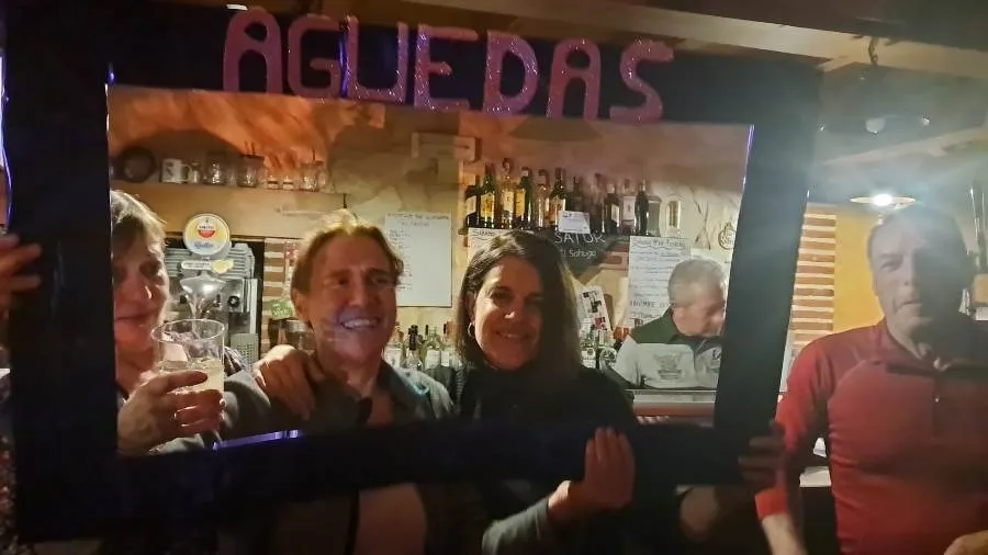 Foto 5 - Mujeres de varias localidades disfrutan en El Sahugo de una noche festiva