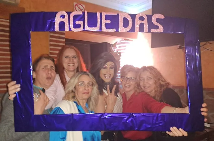 Foto 4 - Mujeres de varias localidades disfrutan en El Sahugo de una noche festiva