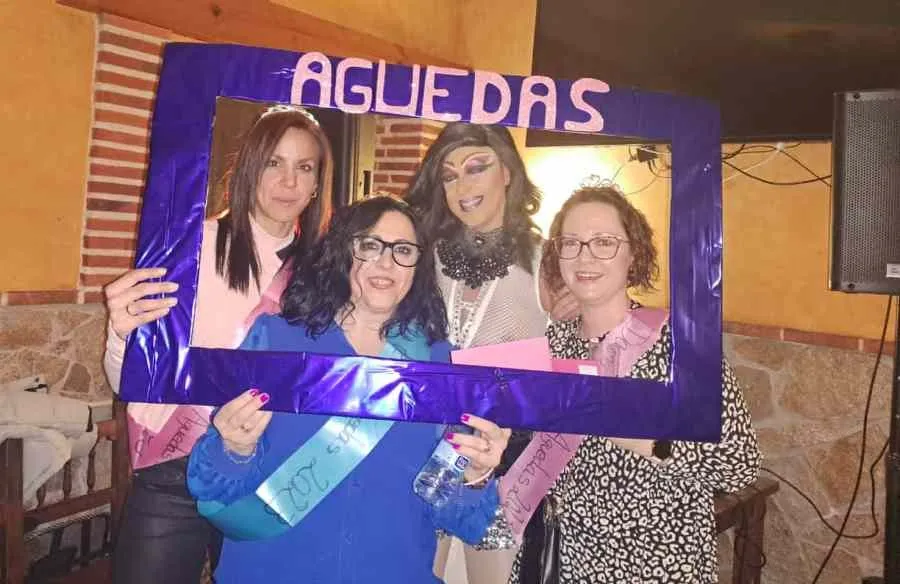 Foto 3 - Mujeres de varias localidades disfrutan en El Sahugo de una noche festiva
