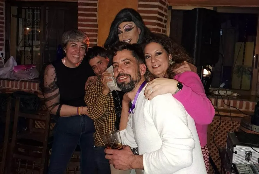 Foto 2 - Mujeres de varias localidades disfrutan en El Sahugo de una noche festiva