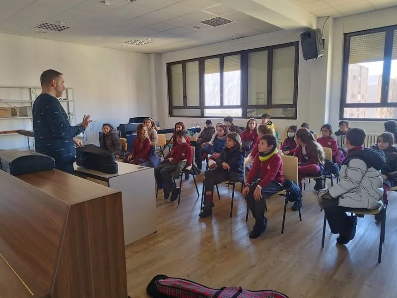 Visita de los alumnos del colegio San Juan Bosco a la Escuela Municipal de Música y Danza Santa Cecilia.