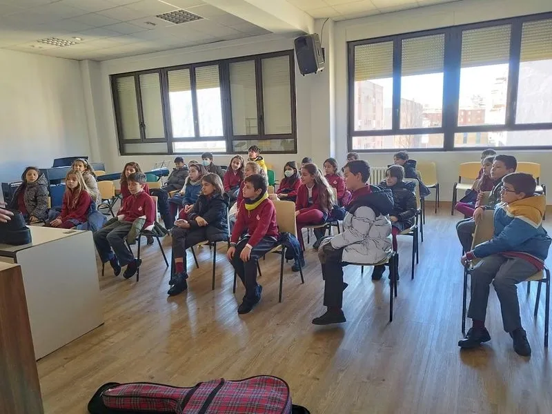 Visita de los alumnos del colegio San Juan Bosco a la Escuela Municipal de Música y Danza Santa Cecilia.