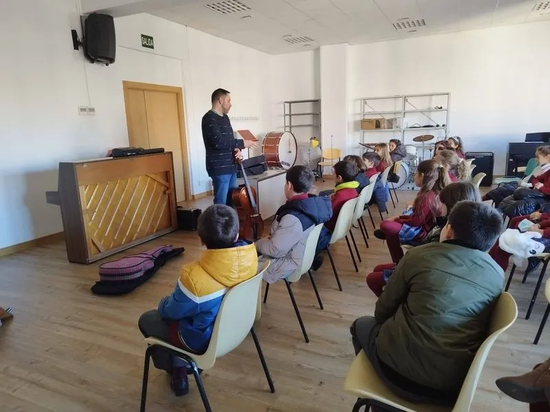 Visita de los alumnos del colegio San Juan Bosco a la Escuela Municipal de Música y Danza Santa Cecilia.
