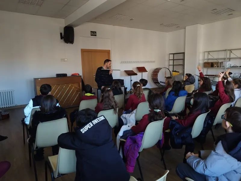 Visita de los alumnos del colegio San Juan Bosco a la Escuela Municipal de Música y Danza Santa Cecilia.