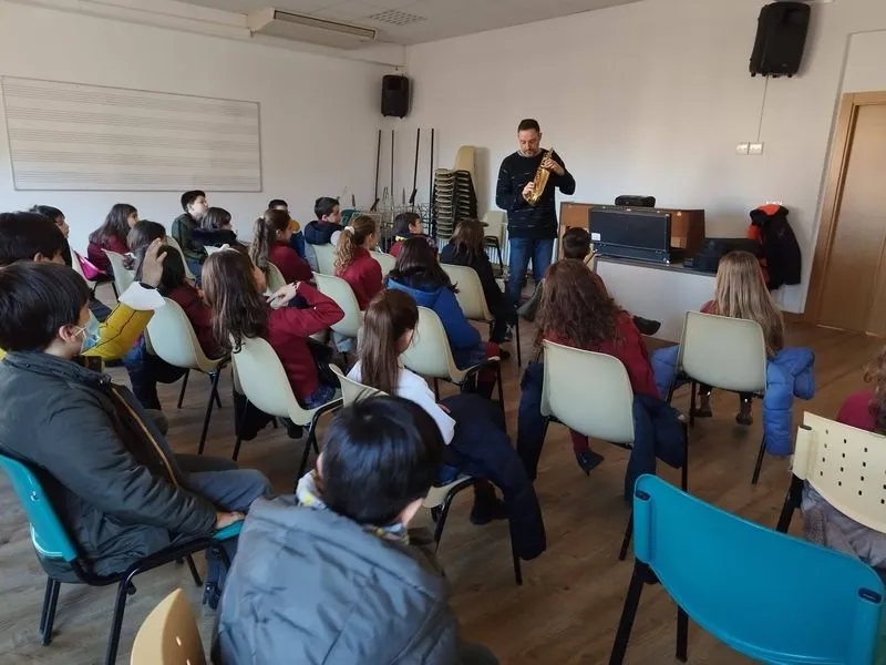 Visita de los alumnos del colegio San Juan Bosco a la Escuela Municipal de Música y Danza Santa Cecilia.