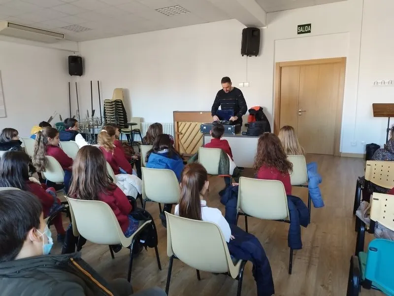 Visita de los alumnos del colegio San Juan Bosco a la Escuela Municipal de Música y Danza Santa Cecilia.