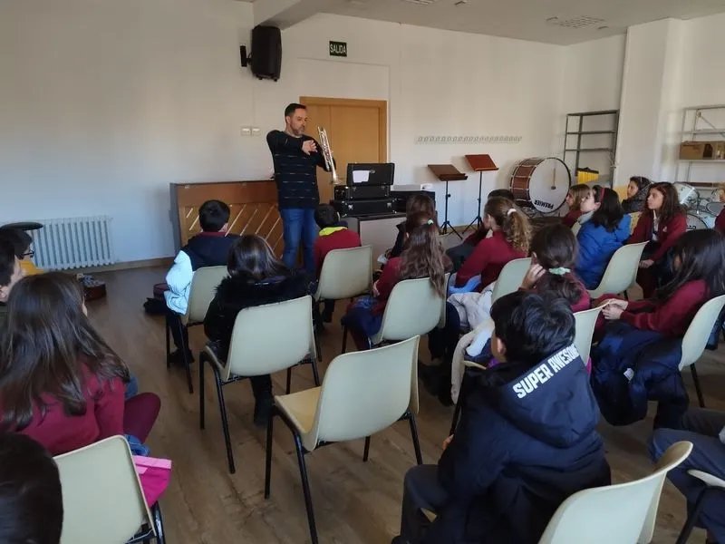 Visita de los alumnos del colegio San Juan Bosco a la Escuela Municipal de Música y Danza Santa Cecilia.