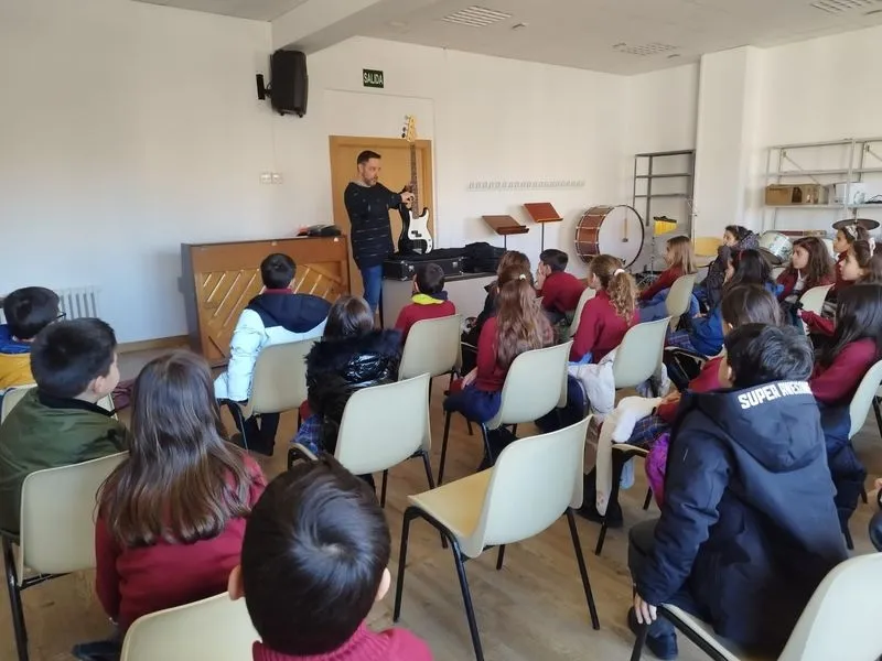 Visita de los alumnos del colegio San Juan Bosco a la Escuela Municipal de Música y Danza Santa Cecilia.