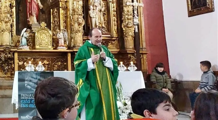 Foto 6 - Varios matrimonios renuevan sus votos en la Iglesia de San Andr&eacute;s
