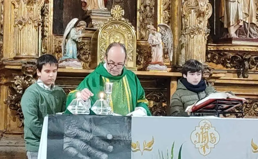 Foto 4 - Varios matrimonios renuevan sus votos en la Iglesia de San Andr&eacute;s
