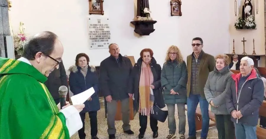 Foto 3 - Varios matrimonios renuevan sus votos en la Iglesia de San Andr&eacute;s