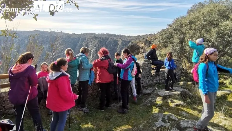 El grupo de senderistas del club Abadengo en el paraje 'el castillo' de Barruecopardo