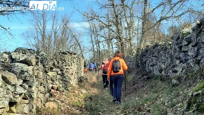 El grupo de senderistas del club Abadengo en el paraje 'el castillo' de Barruecopardo
