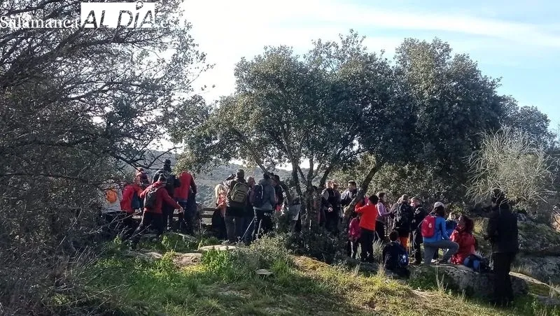 El grupo de senderistas del club Abadengo en el paraje 'el castillo' de Barruecopardo