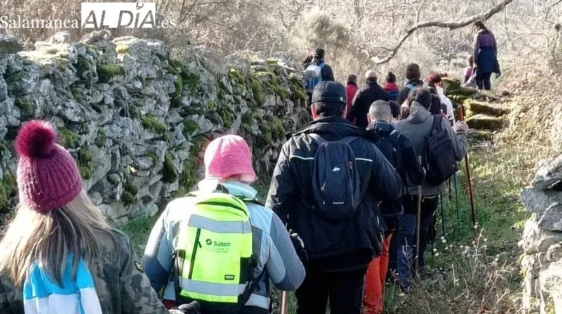 El grupo de senderistas del club Abadengo en el paraje 'el castillo' de Barruecopardo