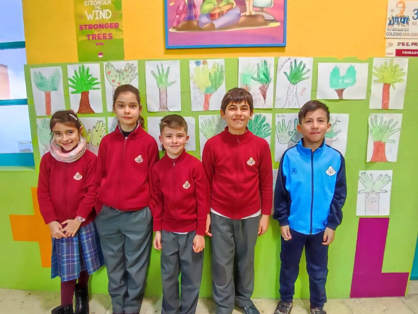 Imágenes del Día Internacional del Cáncer Infantil en el colegio San Juan Bosco. 