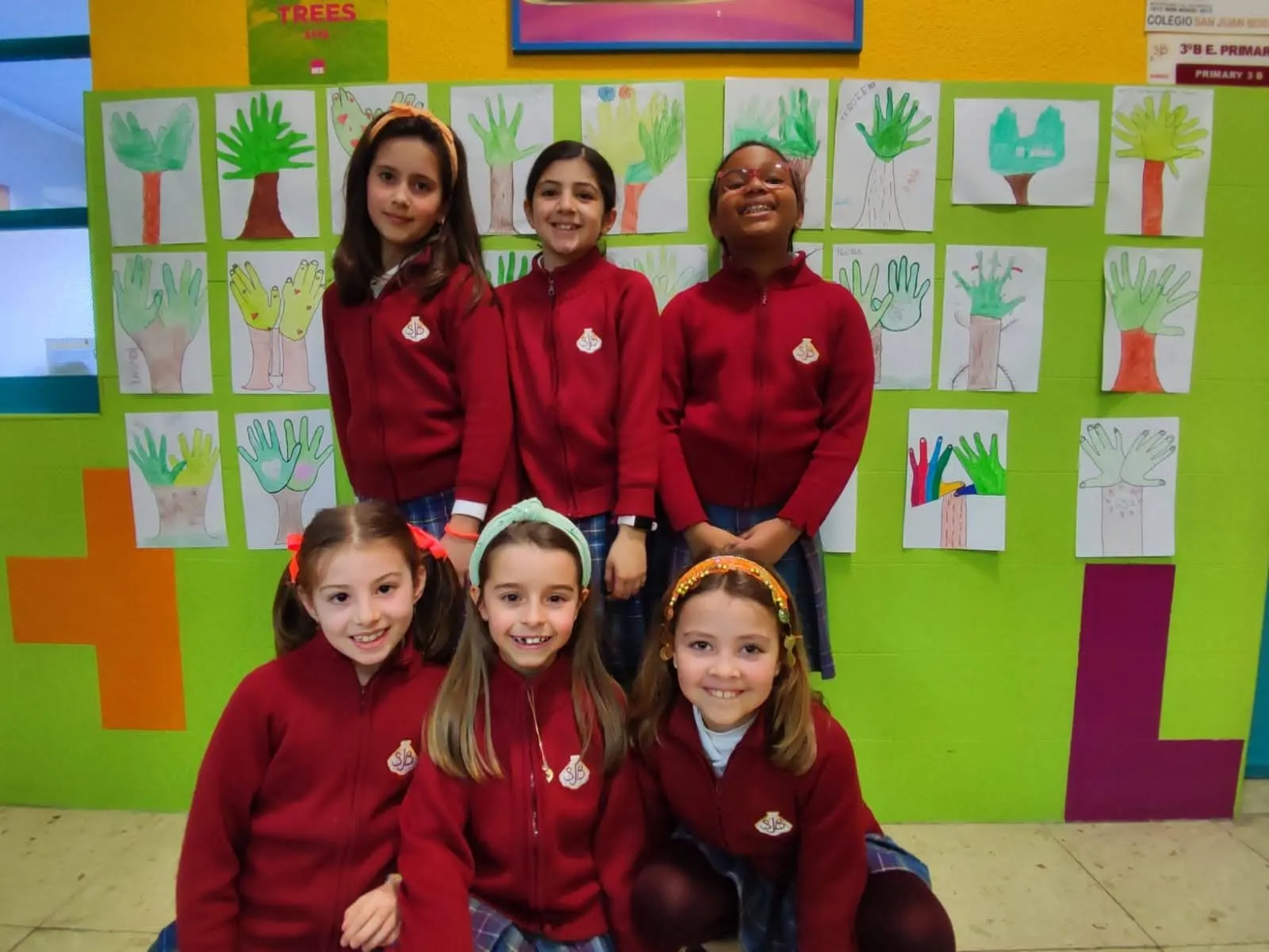 Imágenes del Día Internacional del Cáncer Infantil en el colegio San Juan Bosco. 