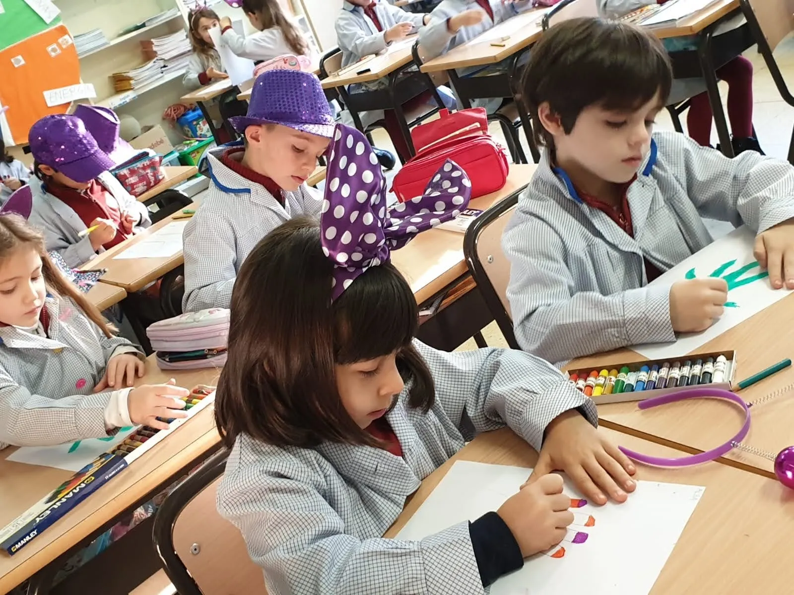 Imágenes del Día Internacional del Cáncer Infantil en el colegio San Juan Bosco. 