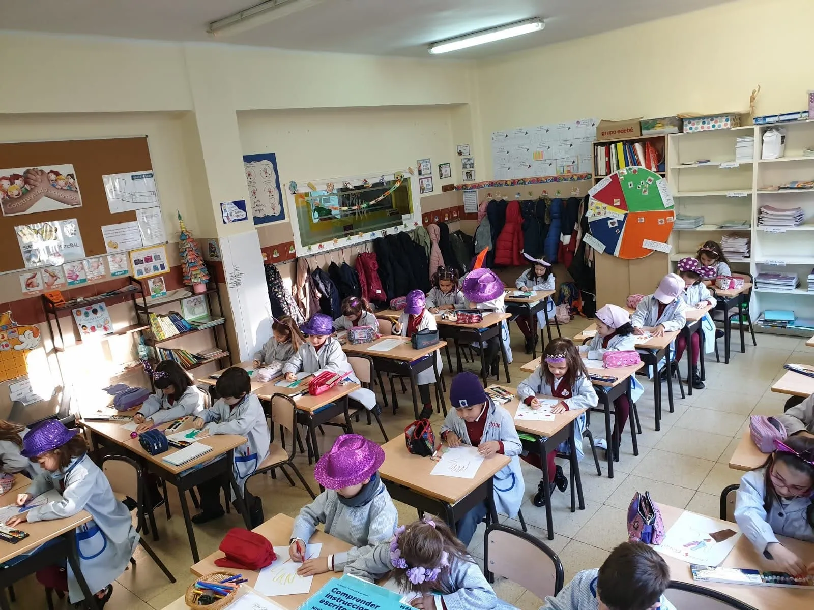 Imágenes del Día Internacional del Cáncer Infantil en el colegio San Juan Bosco. 