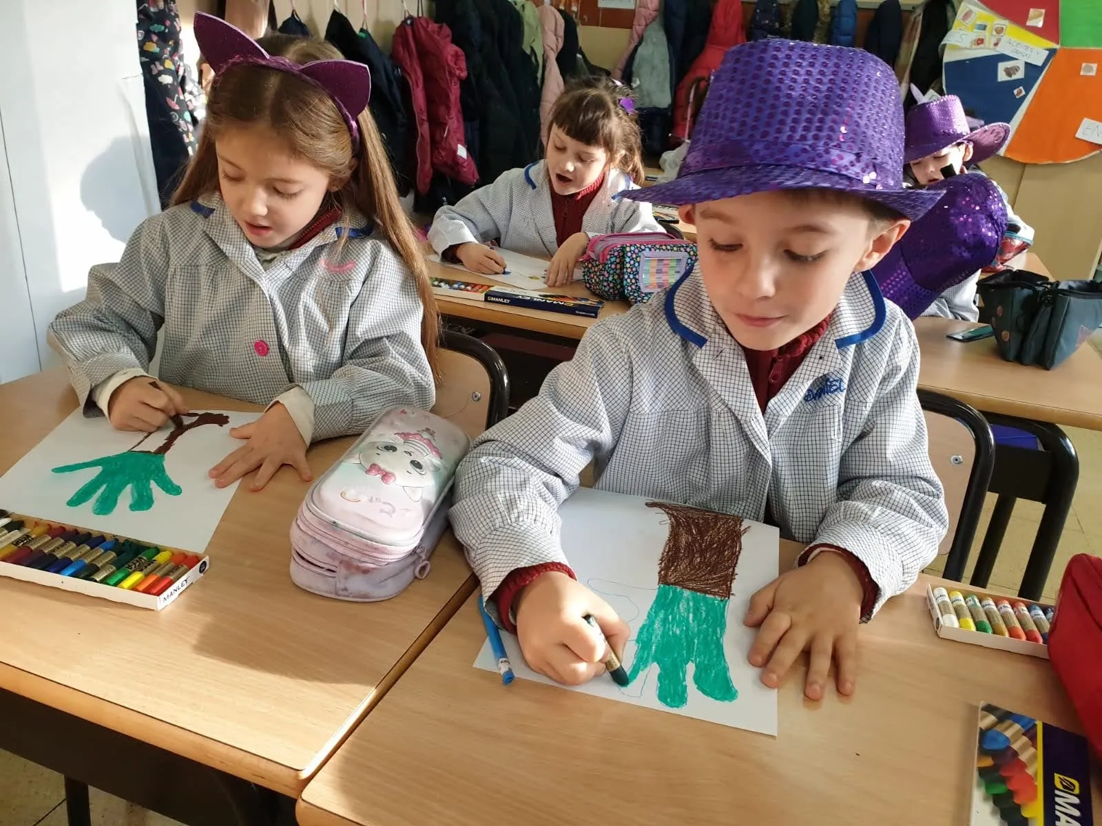 Imágenes del Día Internacional del Cáncer Infantil en el colegio San Juan Bosco. 