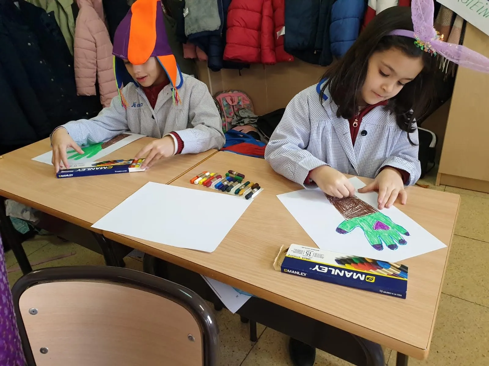 Imágenes del Día Internacional del Cáncer Infantil en el colegio San Juan Bosco. 