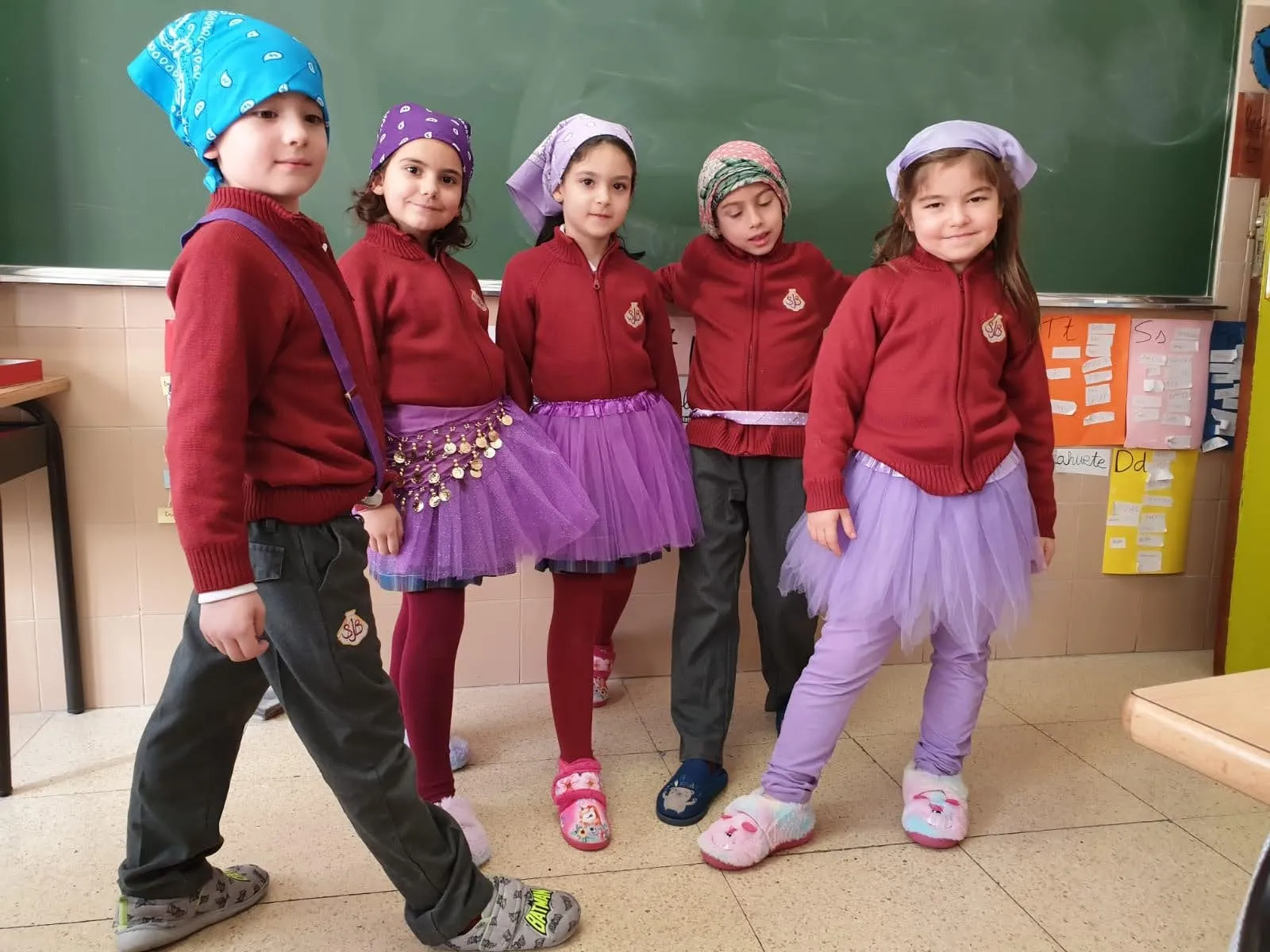 Imágenes del Día Internacional del Cáncer Infantil en el colegio San Juan Bosco. 
