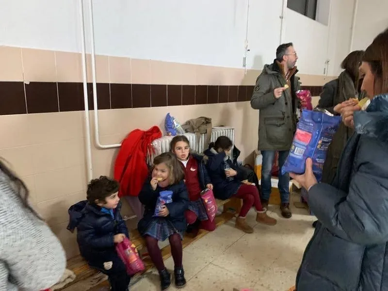 Foto 3 - Alumnos, familias y profesorado celebran la 'operaci&oacute;n bocata' en el San Juan Bosco
