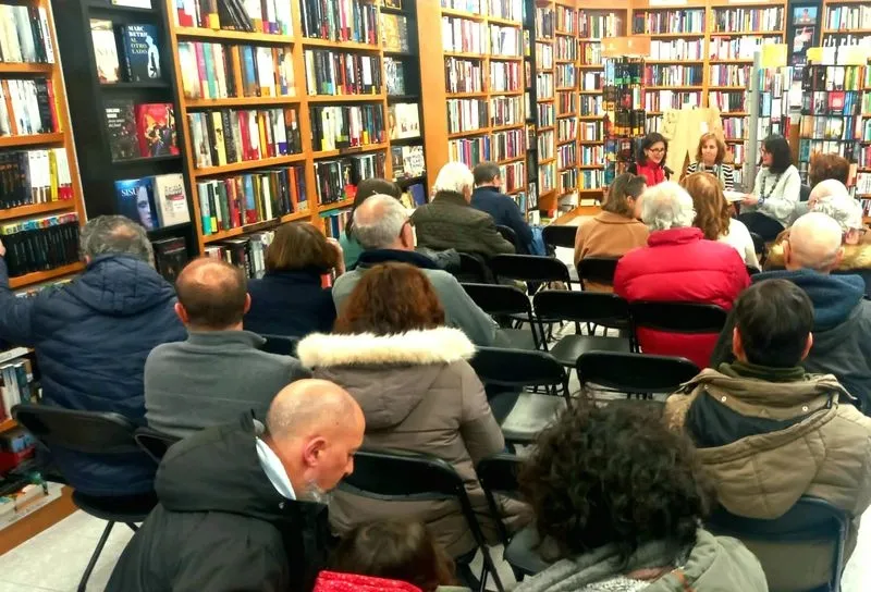 Foto 4 - La autora bejarana Yolanda Izard presenta su libro de relatos