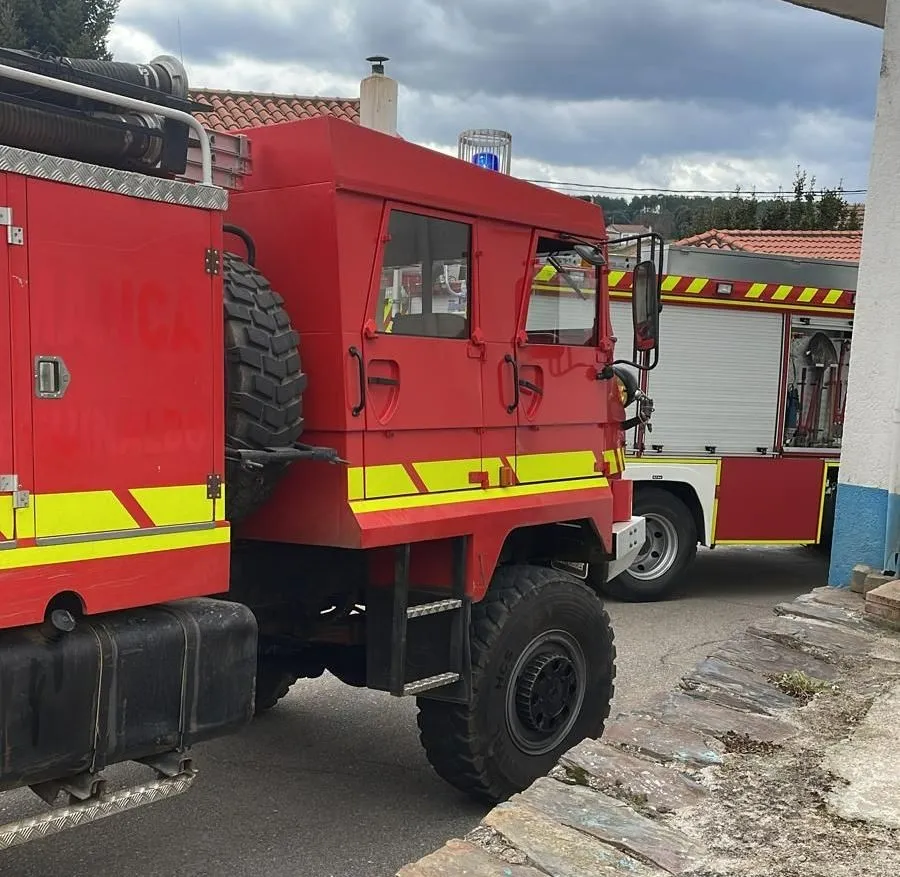 Foto 2 - Movilizadas varias dotaciones de Bomberos por el incendio de una vivienda en Robleda